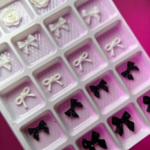 Charms Bella Rosa Laço Preto e Branco 20un